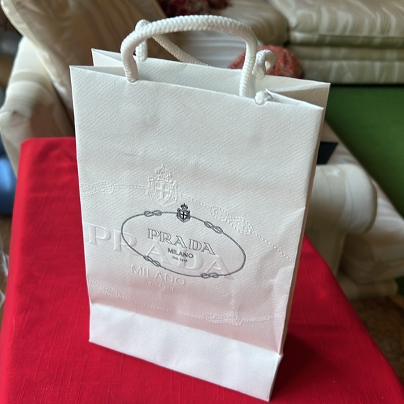 Paper PRADA gift bag. White with blue logo. - Picture 5 of 9